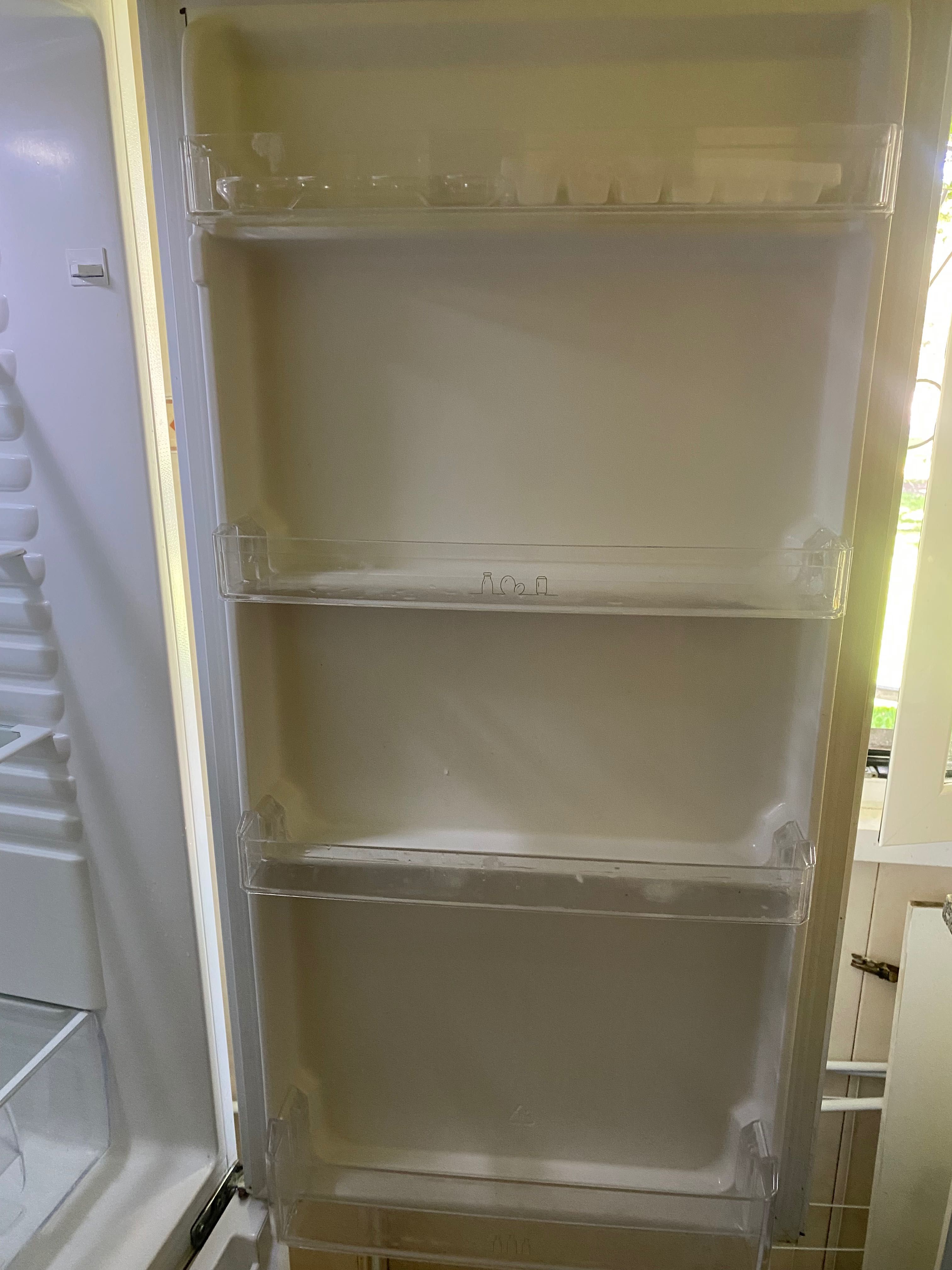 Frigorífico, máquina de roupa (p), fogão gás natural e termoacumulador