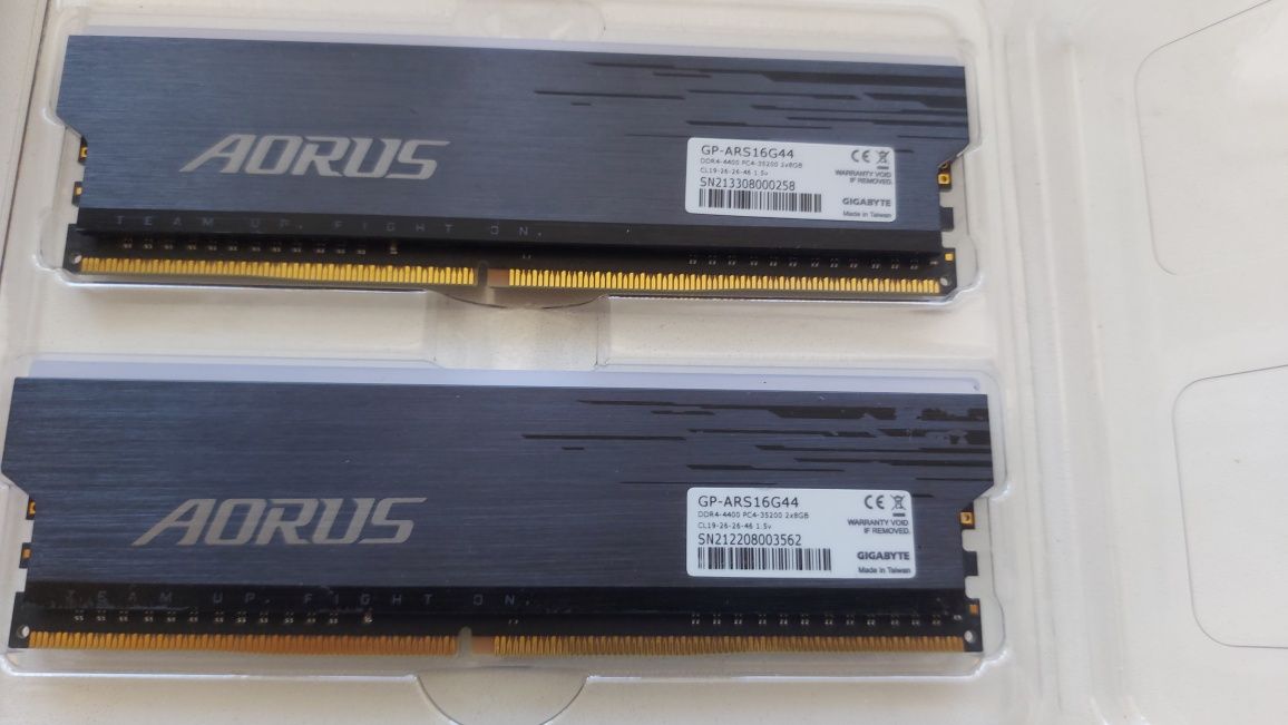 Пам'ять ПК Gigabyte 16 GB(2x8GB) DDR4 4400MHz AORUS RGB GP-ARS16G44