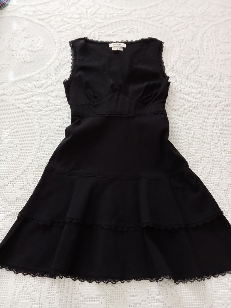 Vestido preto com elasticidade , veste um S com renda como vê nas foto