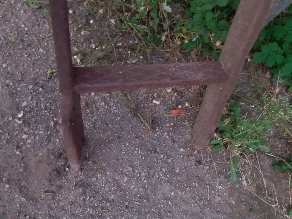 Драбина залізна,широкі сходинки,приставна