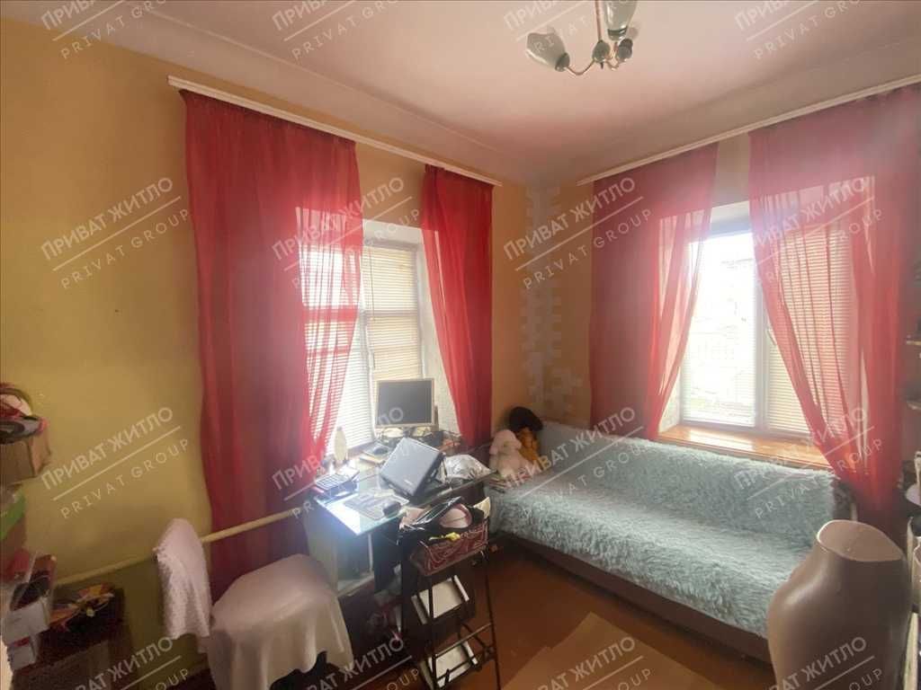 Затишний цегляний будинок з окремою ділянкою.