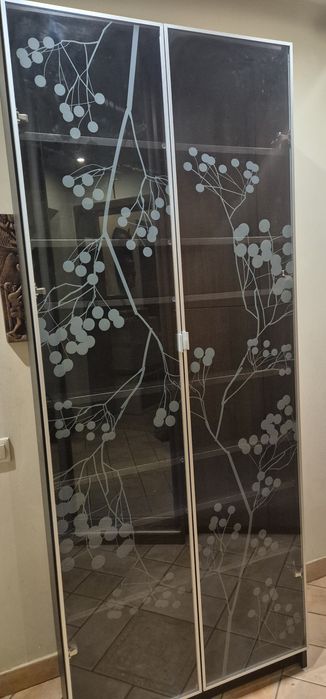 Regał na książki ze szklanymi drzwiami we wzory Billy - Ikea