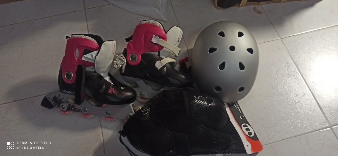 Conjunto de patins, capacete e protecções