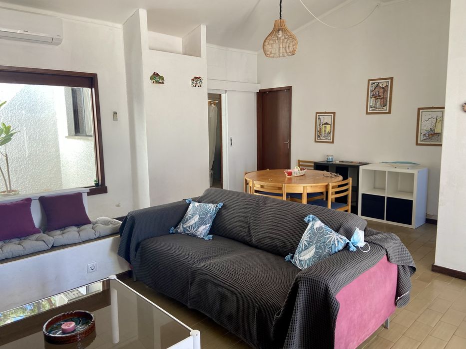 Sofa de 2 lugares com muito uso
