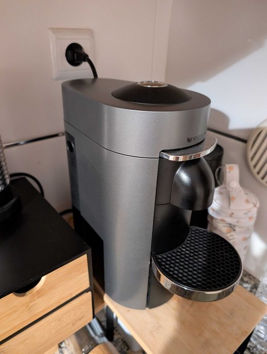 Máquina de Café Nespresso Vertuo Plus Deluxe Titan D