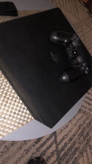 PS4 pro 1tb plus pad i kable