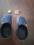 Crocs azuis, com dois pins.