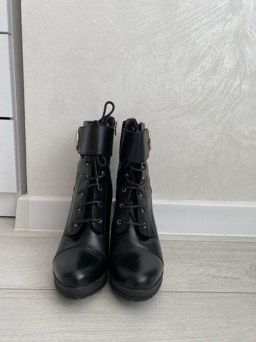 Ботильйони зі шкіри  від EMPORIO ARMANI на підборах