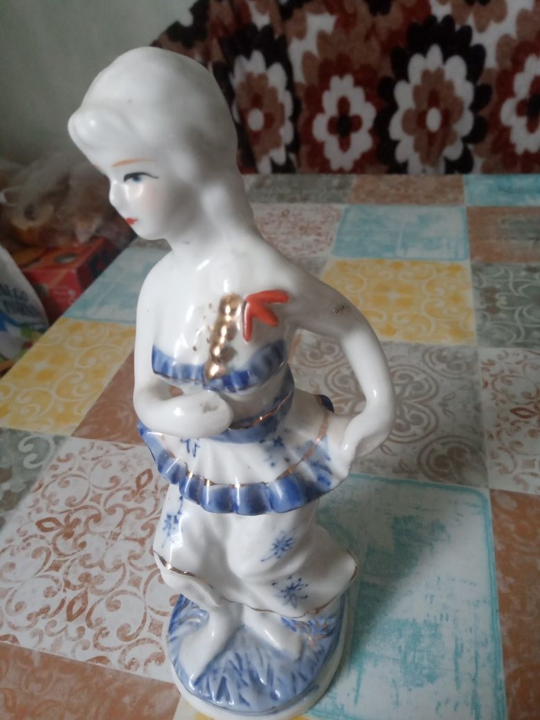 Figurka porcelany kobieta