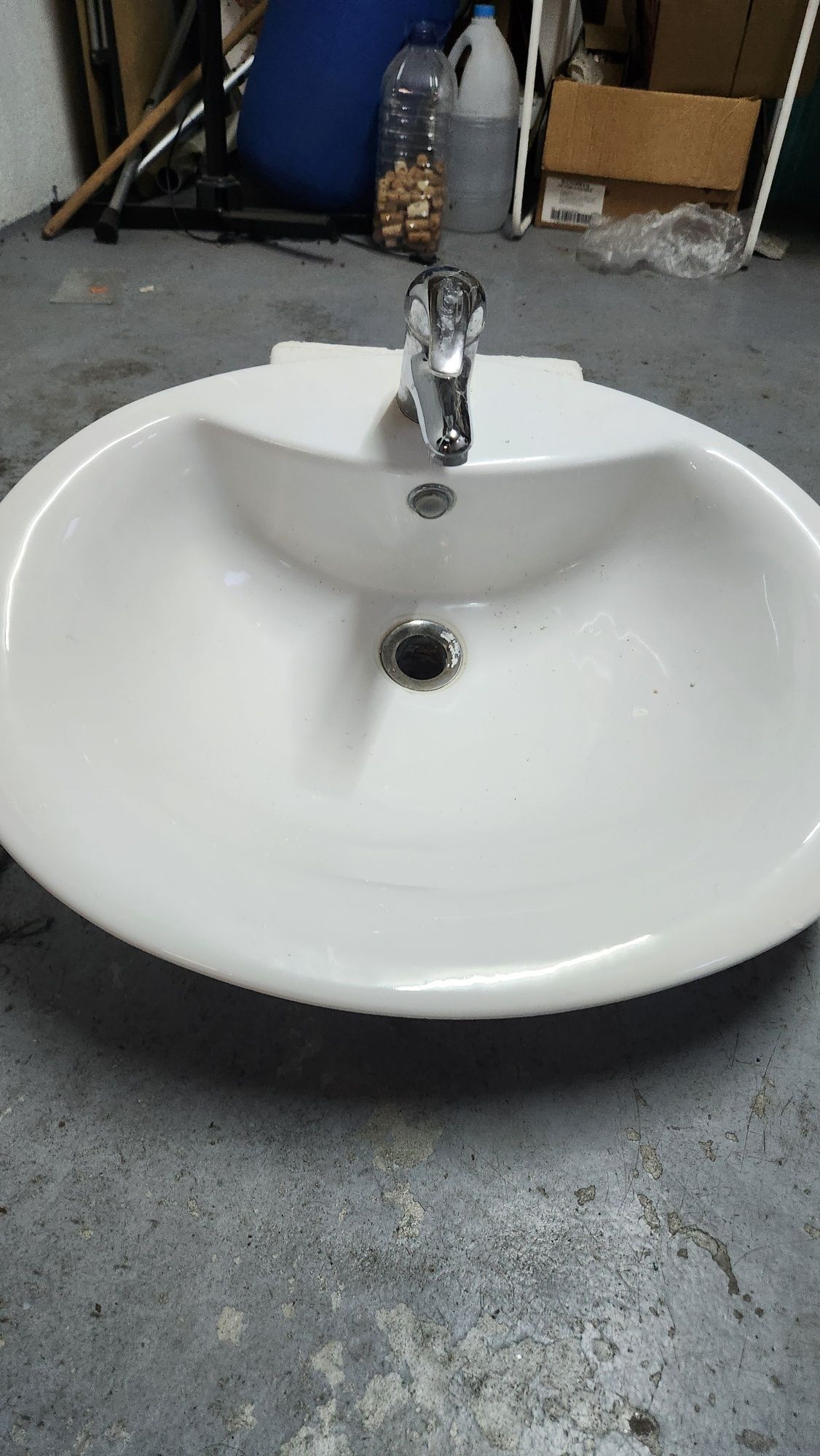 Lavatório para casa de banho branco com torneira misturadora