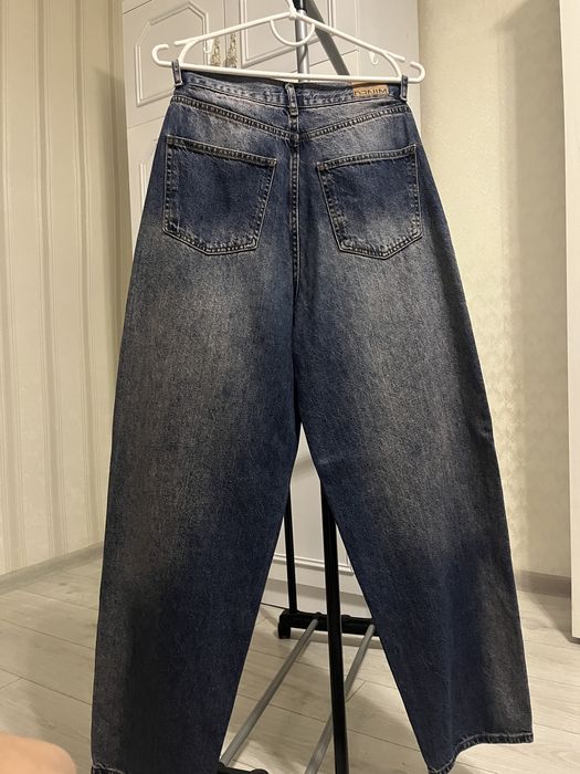 джинси з рожевим відтінком