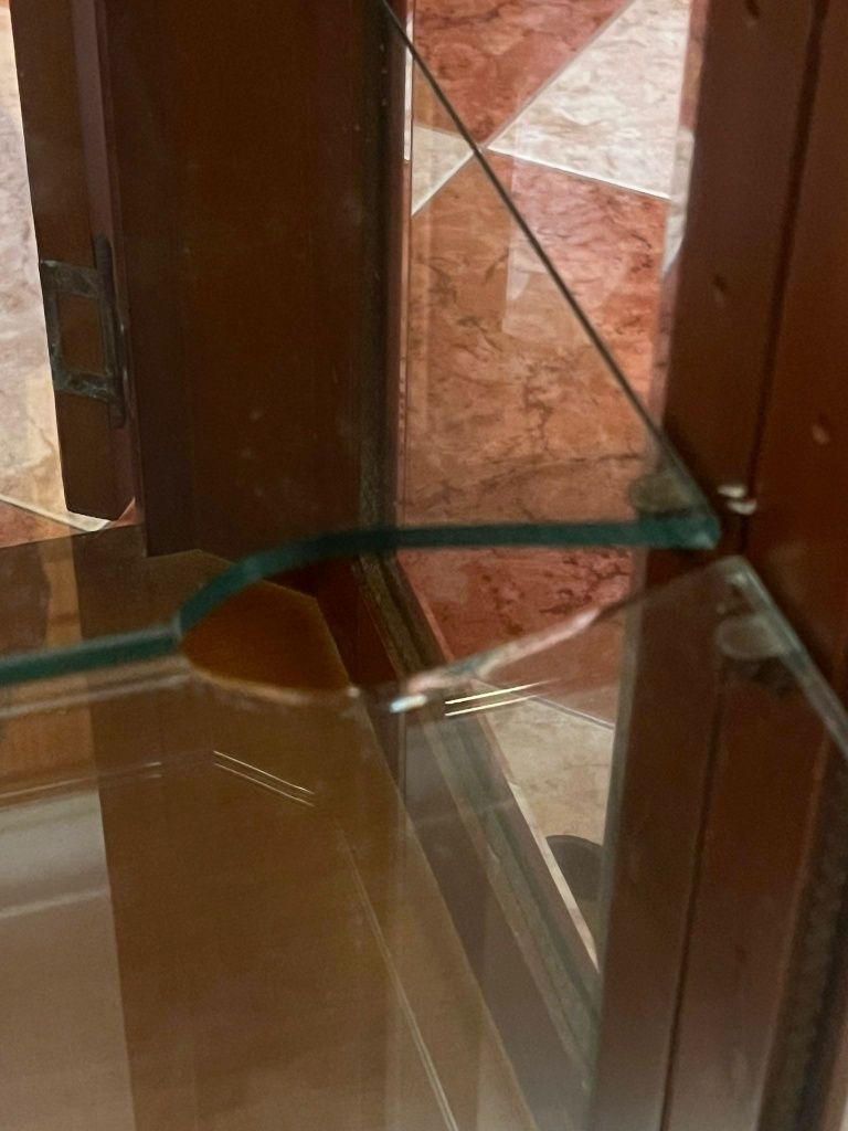 Vendo vitrine com algumas marcas de uso