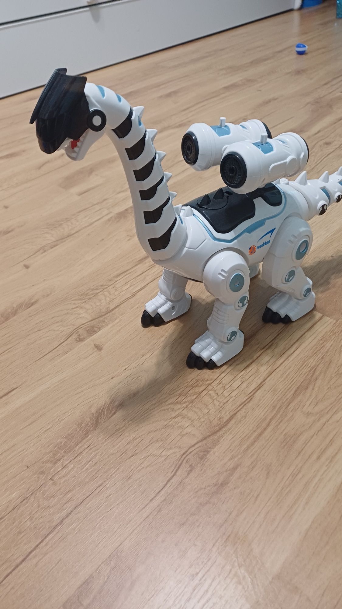 Dinozaur robot chodzi zieje ryczy