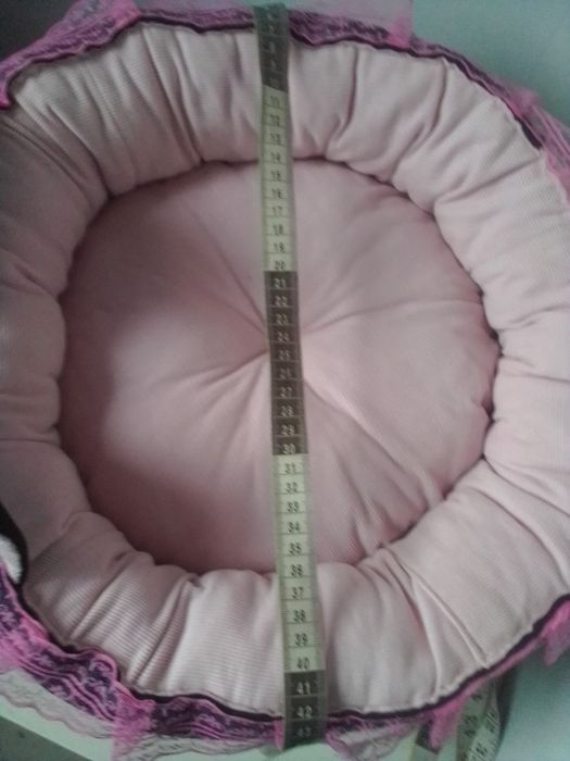 Домик из дерева и мягкие лежанки