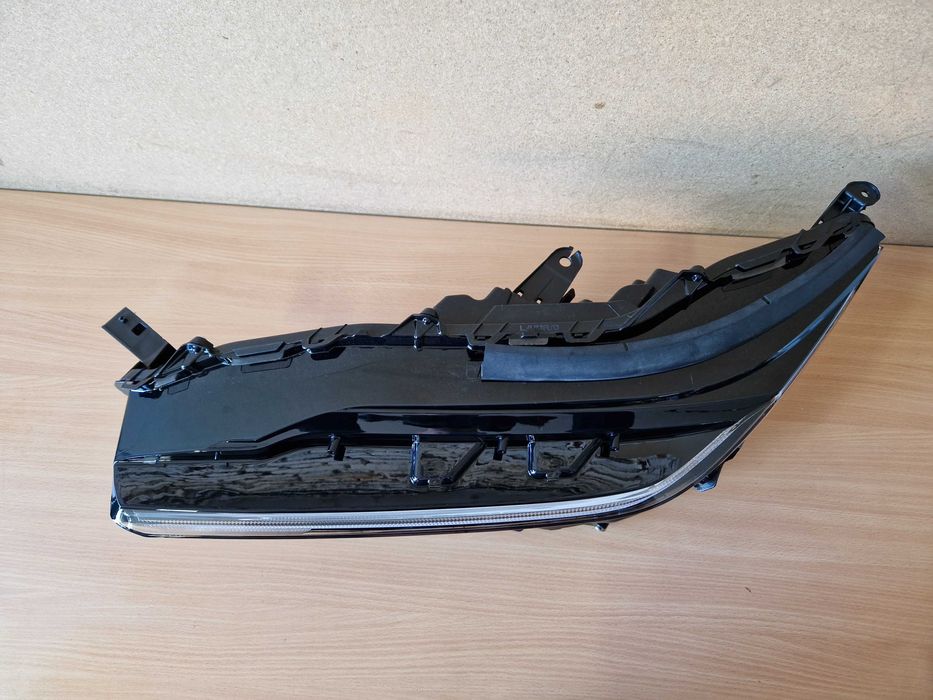 Фара левая TOYOTA bz4x 8118542C80