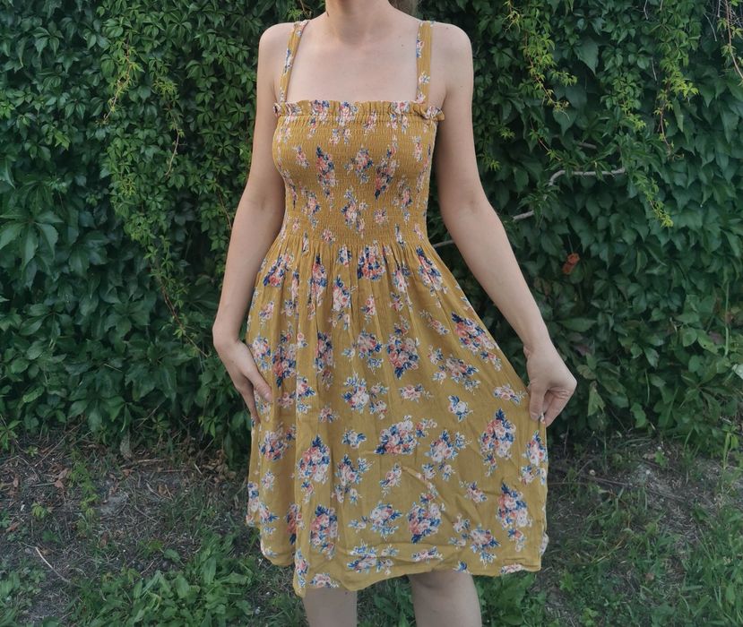 Krótka sukienka w kwiaty na ramiączkach lemon evenodd