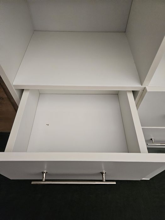 Biała szafka regał podwójny słupek szklane drzwiczki