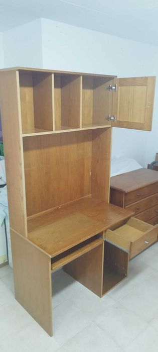 Mobília de quarto de solteiro em ótimo estado