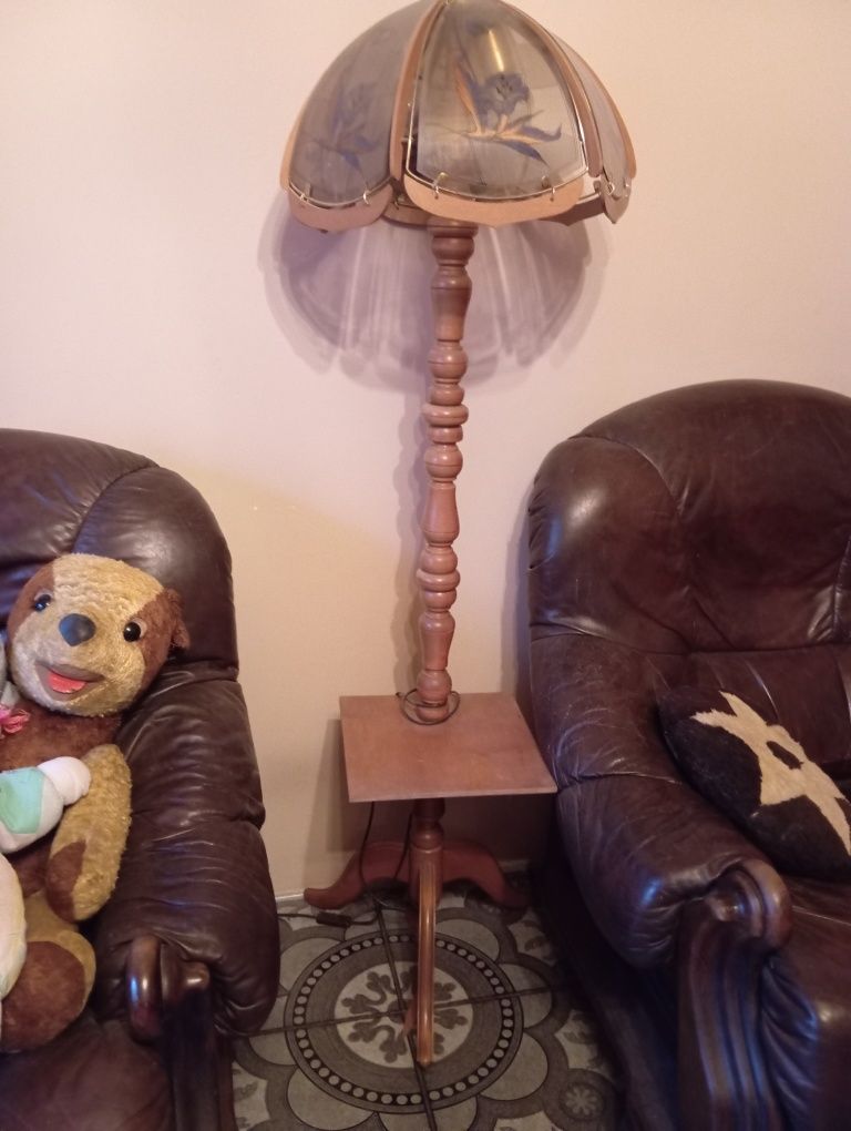 Stara drewniana lampa podlogowa z polka i szklanym kloszem