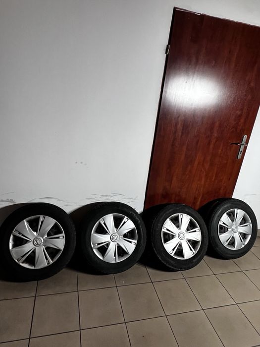 Felgi stalowe 14 cali 4x100 z oponami całoroczną