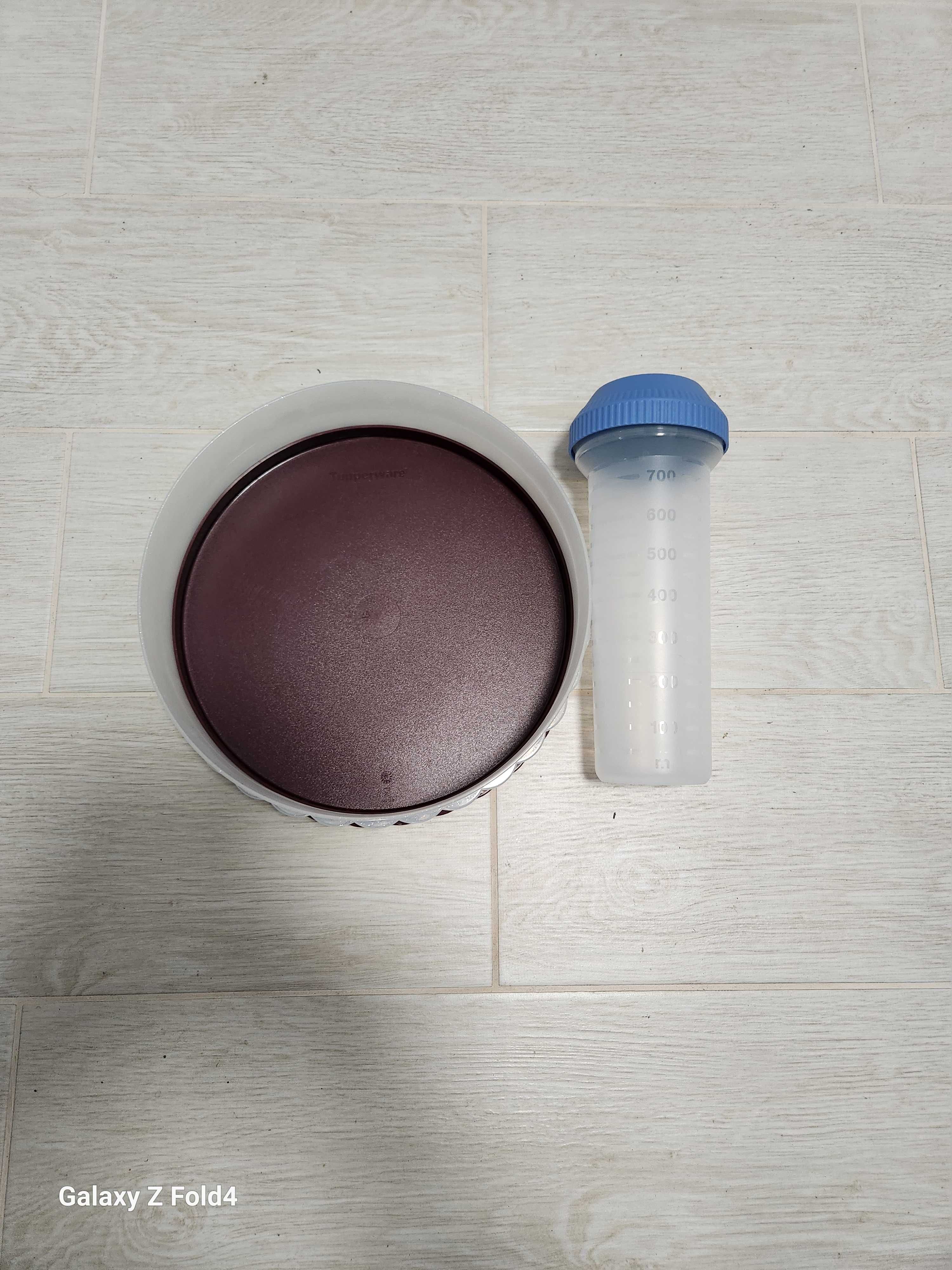 Forma do ciasta i shejker firmy Tupperware