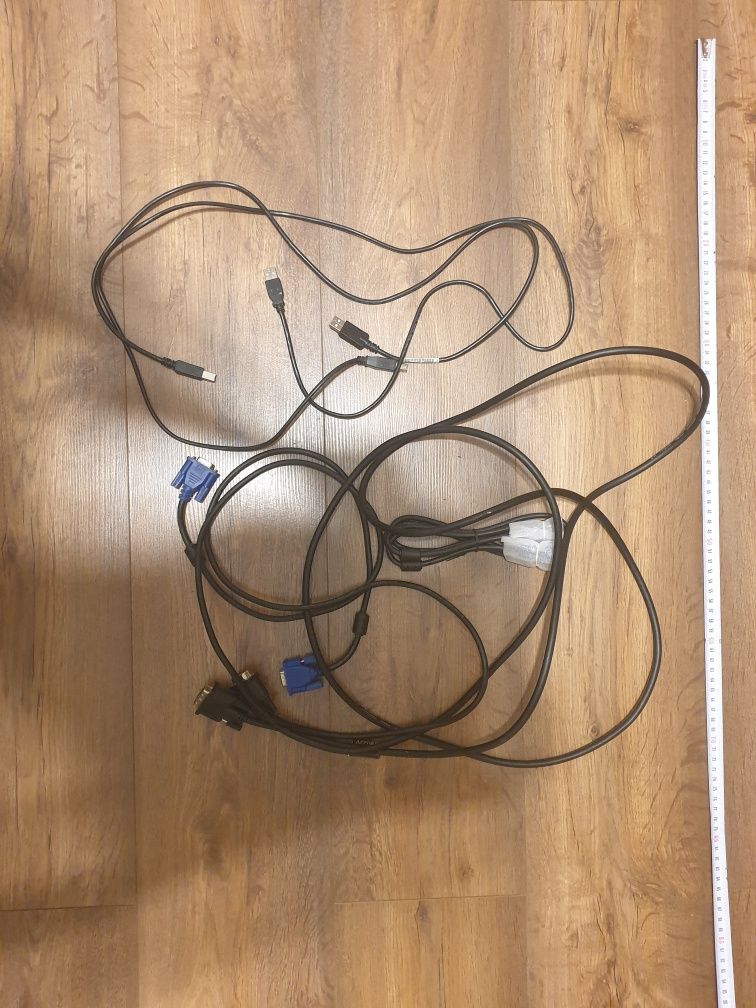 Zestaw kabli: 2×USB-B - USB-A; 2×VGA; 1×DVI