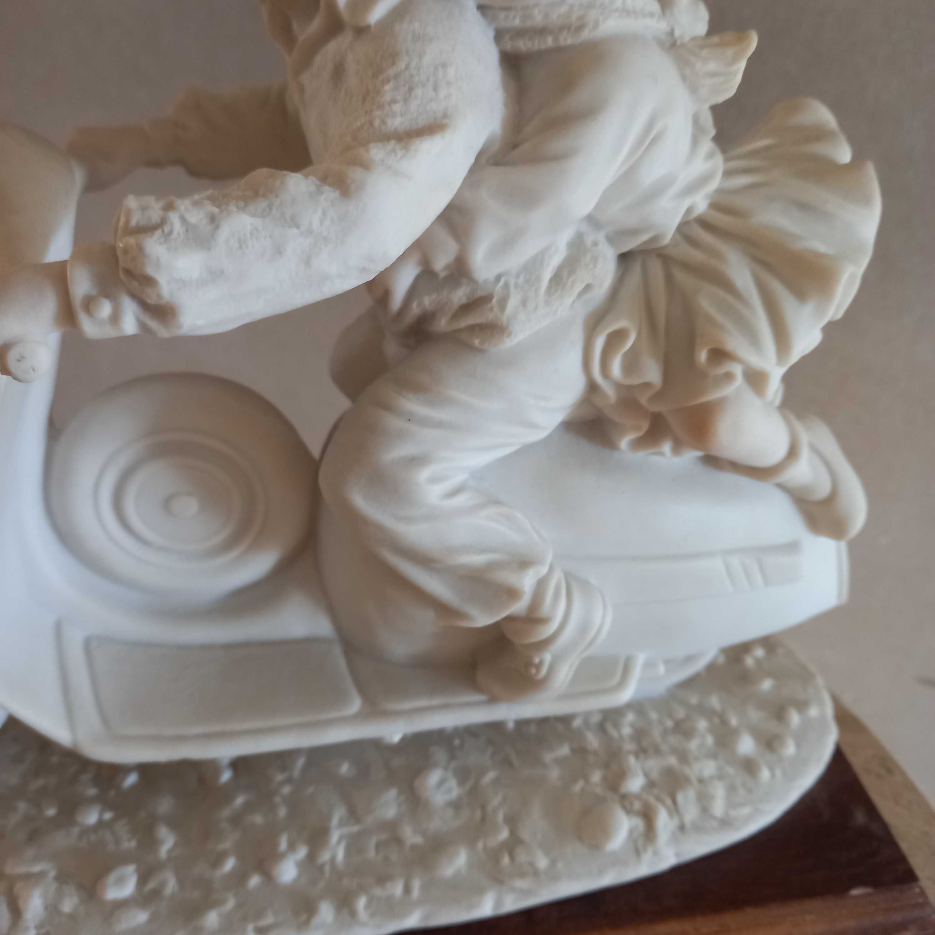 Figurka Para  na skuterze Alabaster