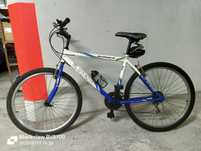 Três bicicletas usadas
