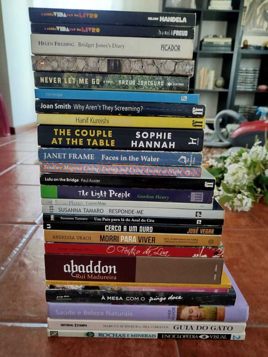 Livros em português e inglês