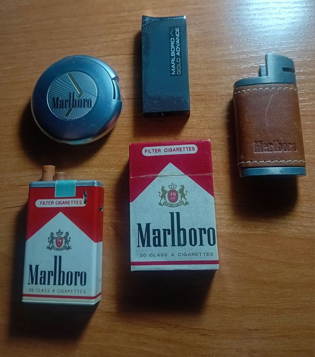 Cztery zapalniczki Marlboro plus etui na zapalniczke