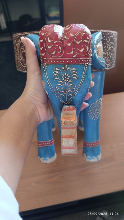 Banco Pequeno ou mesa de Apoio Elefante Gato Preto