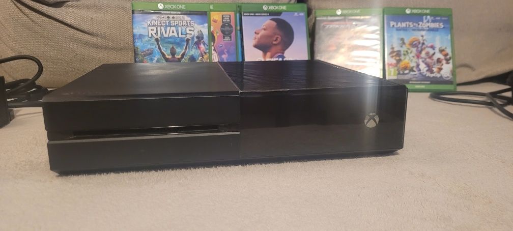 Xbox One 500gb + Kinect (w zestawie z grami, padem i stacją dokującą)