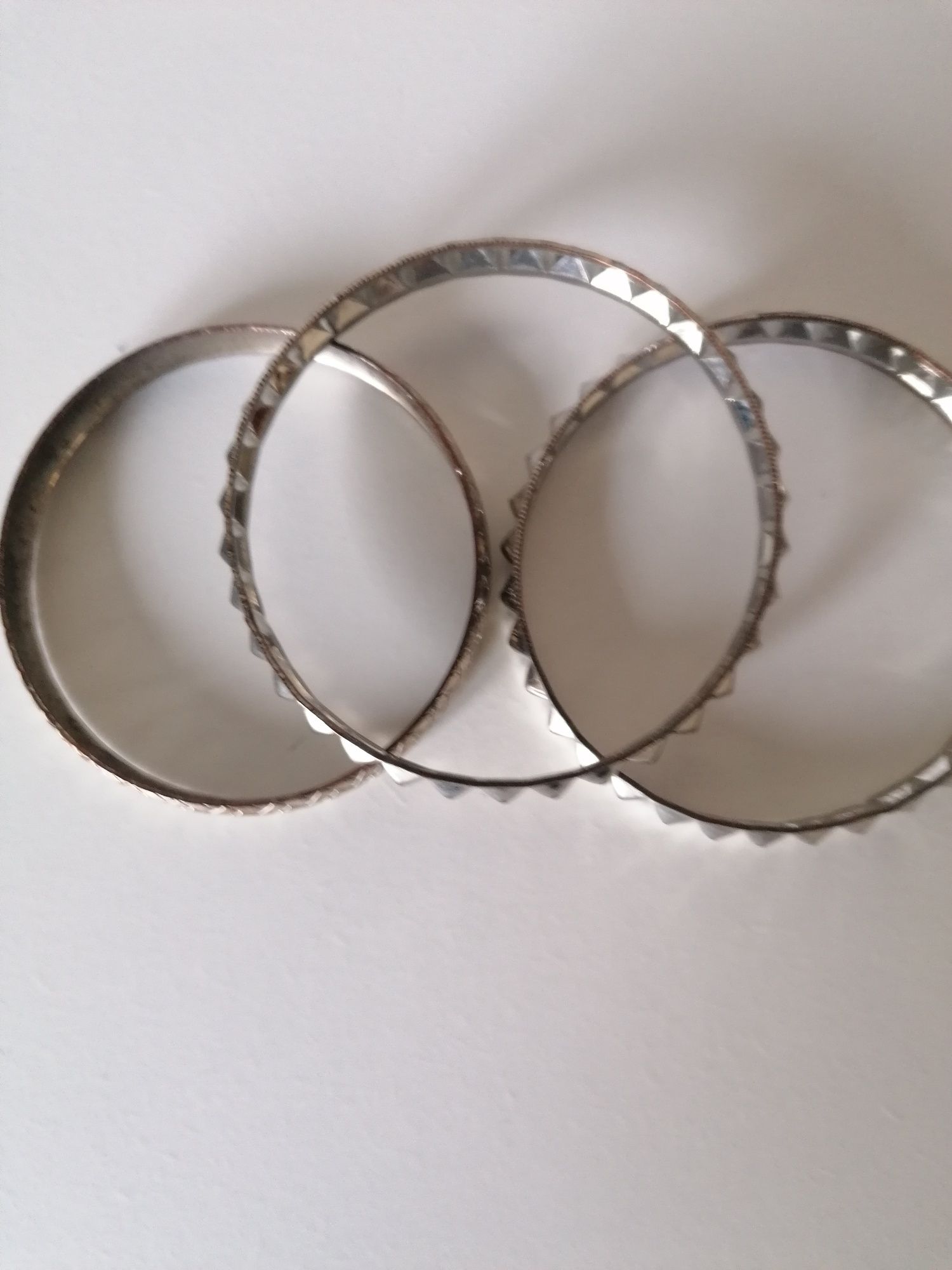 Trzy metalowe bransoletki