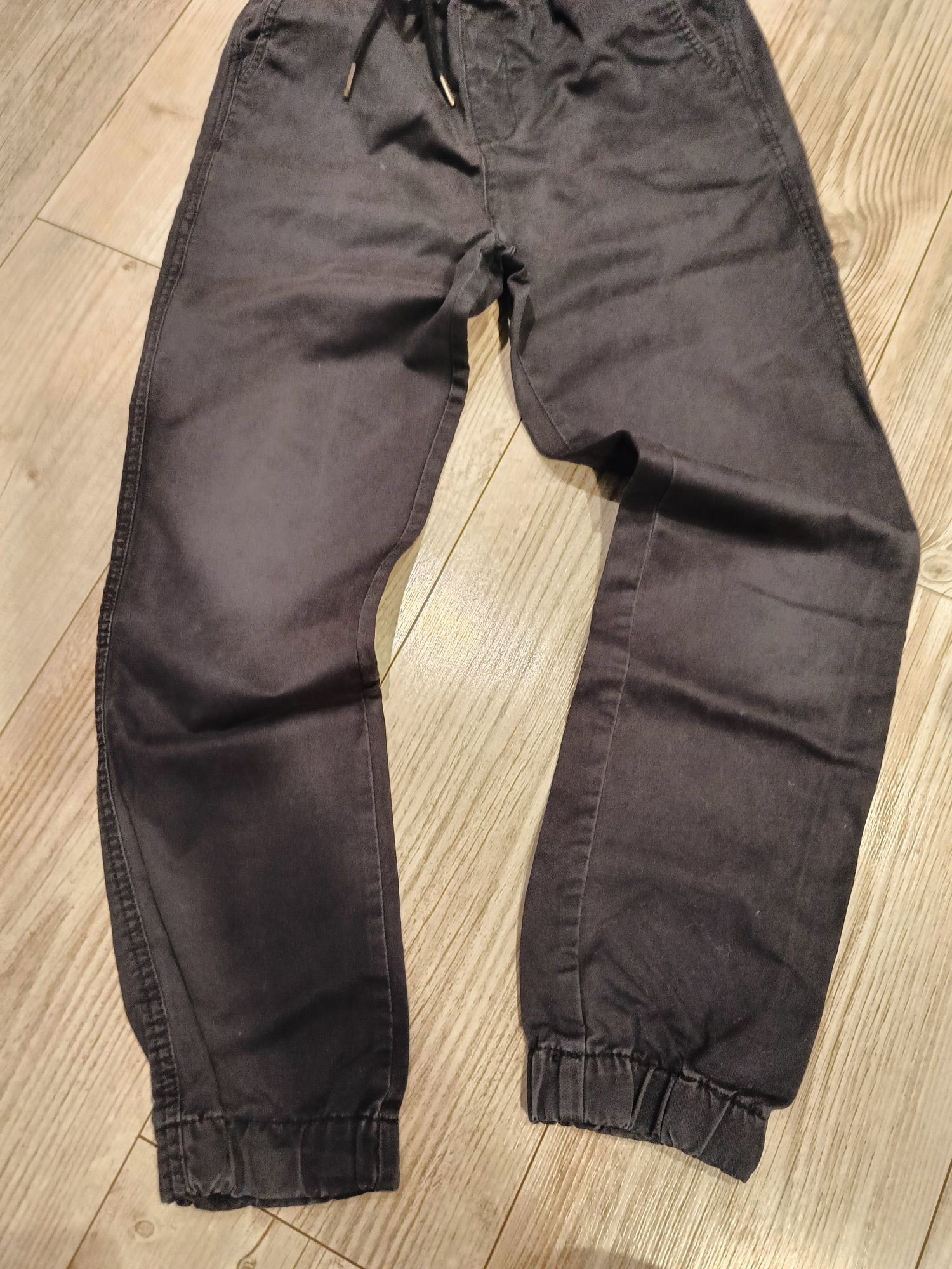 Super spodnie chinos Reserved dla chłopca r. 158cm