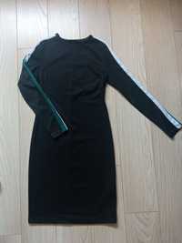 Czarna sukienka z długim rękawem