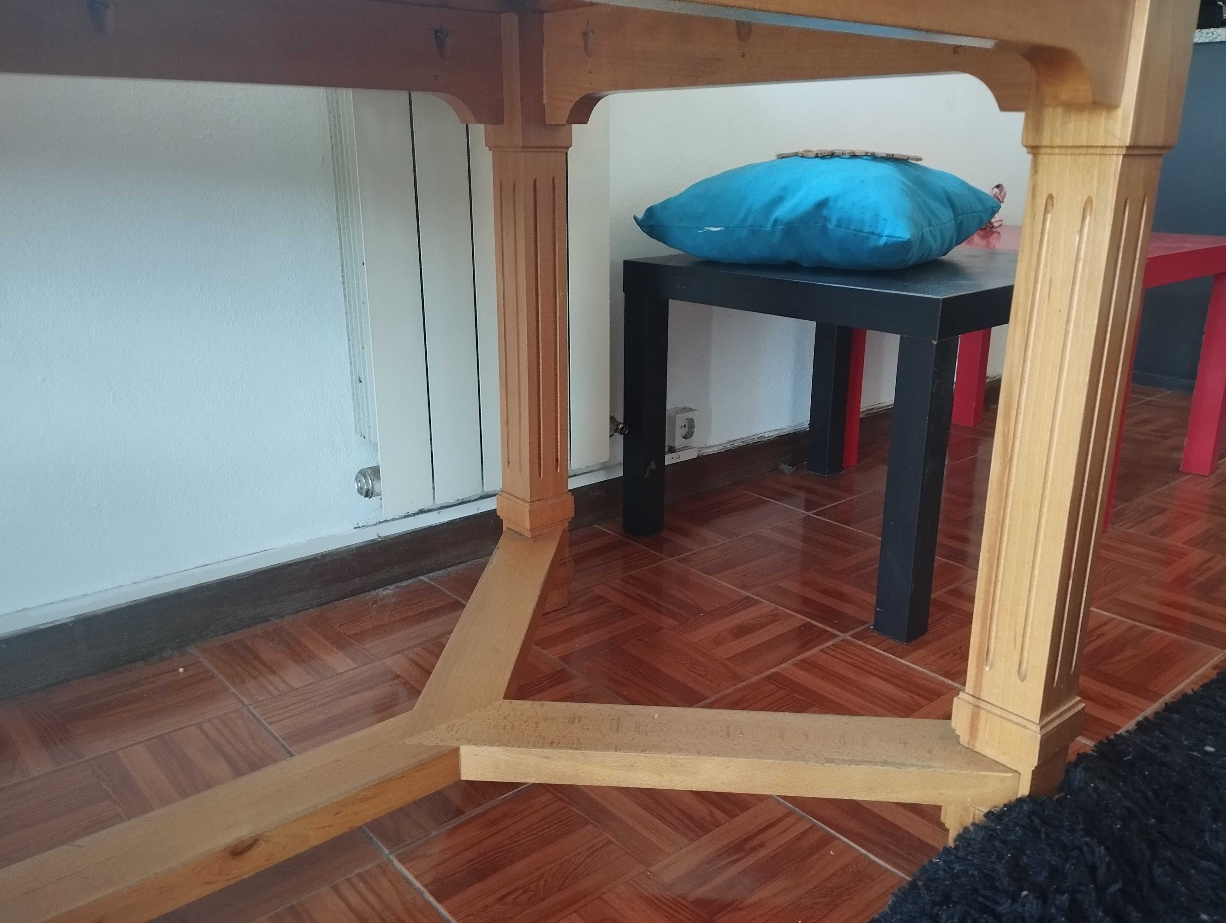 Mesa de madeira trabalhada