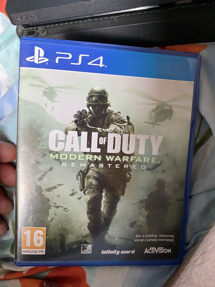 Sprzedam ps4 z grami i 2 padami