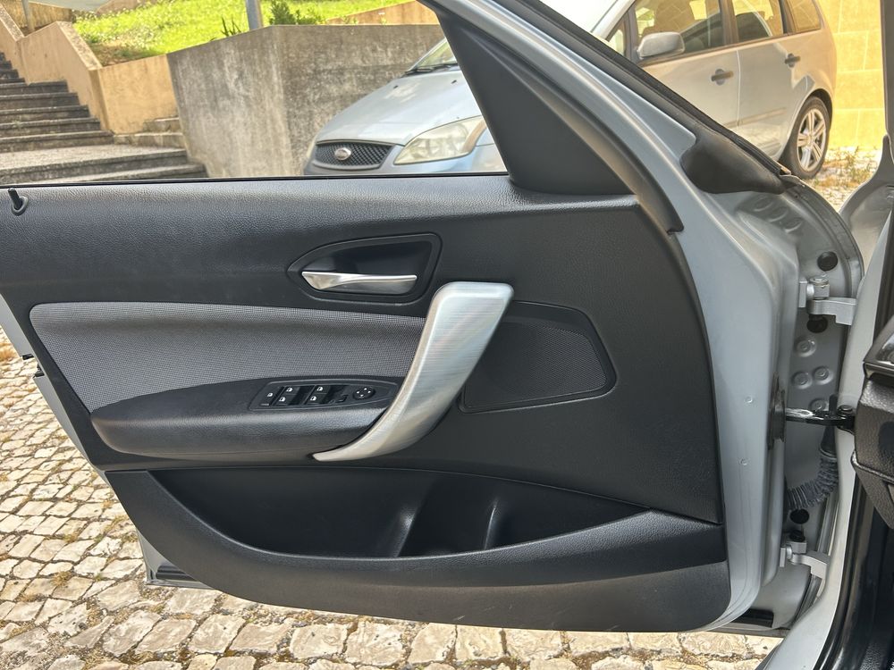 Vende-se BMW 118i - Automático
