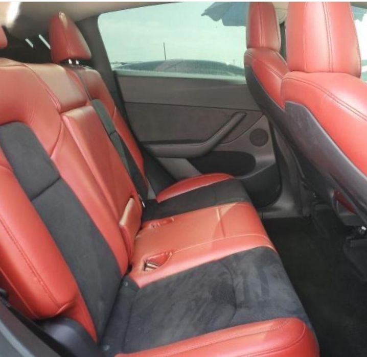 Тесла X продаж в дорозі