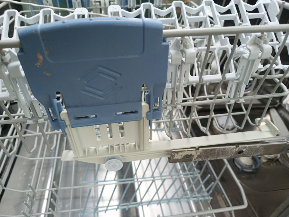 Dwa koszyki do zmywarki Whirlpool 60 cm