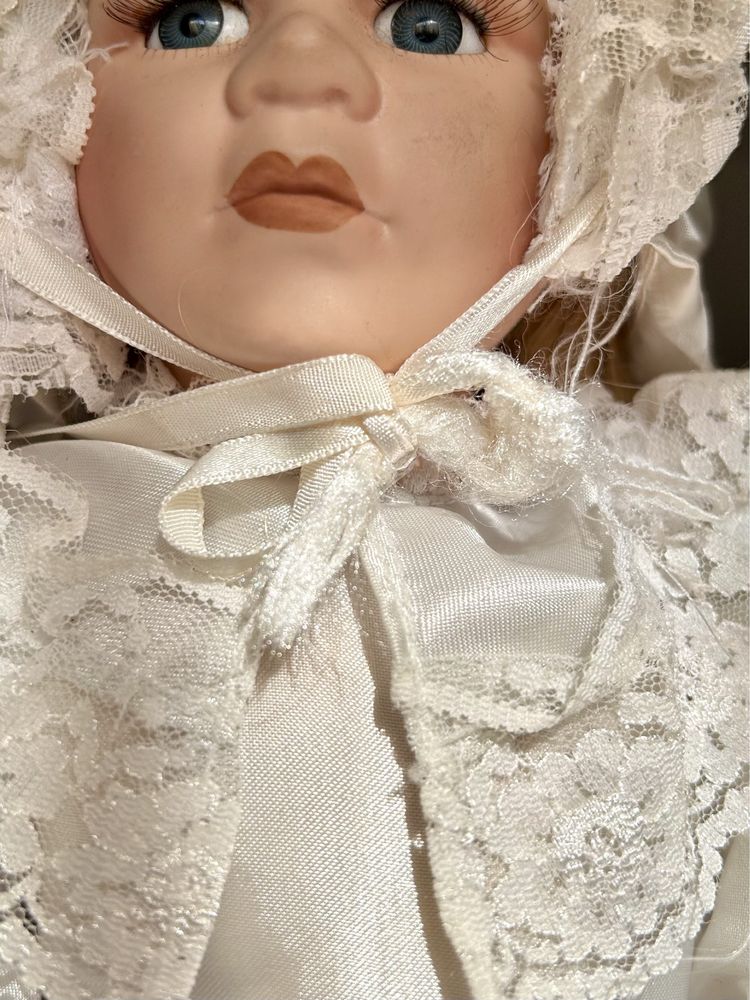 Boneca de porcelana com apoio