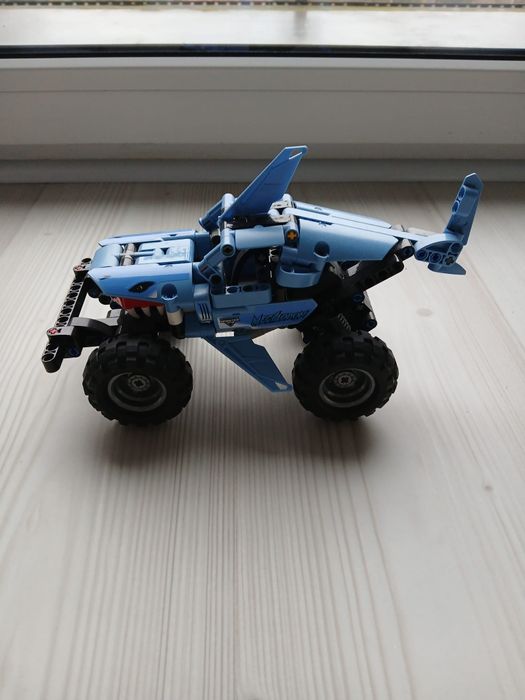 Monster Jam Megalodon (42134).