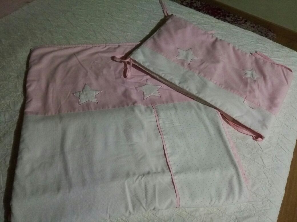 Colcha com protetor para cama de grades