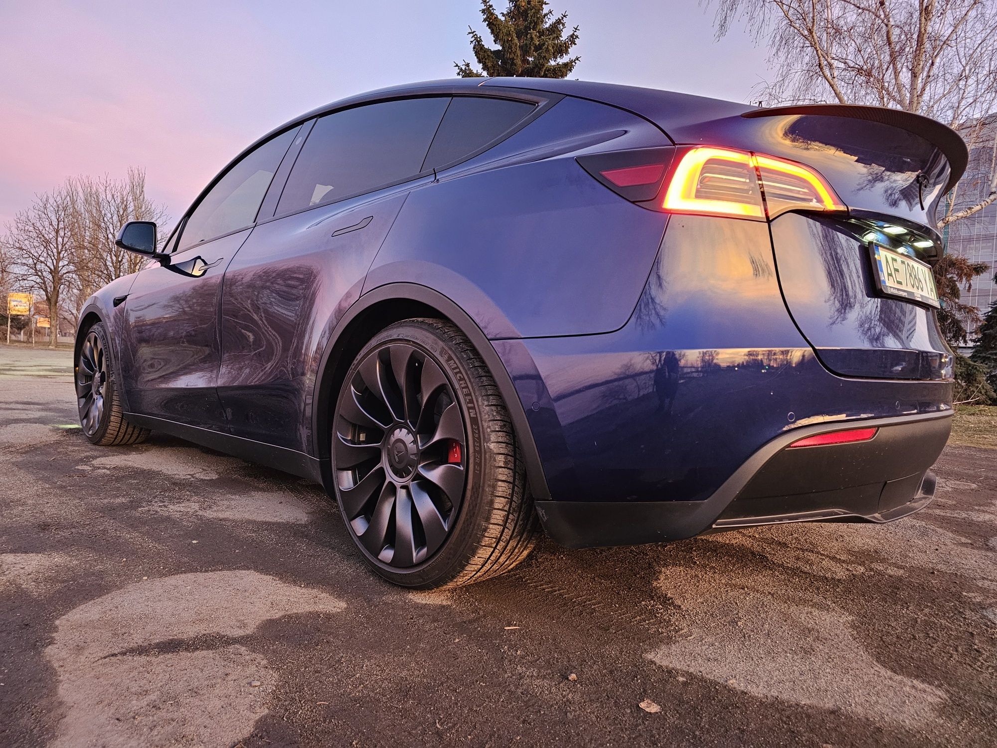 В родной краске Tesla Model Y Performance 2022 FSD, шумка, доводчики.