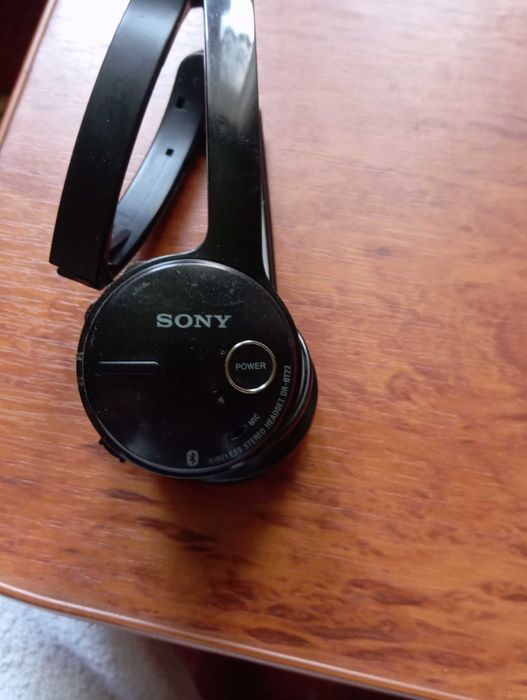 Продам трое  блютуз наушников