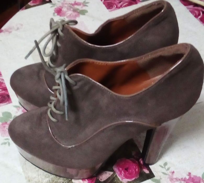 Par de sapatos de verniz salto alto nº38 e outro nobut nud nº 39.