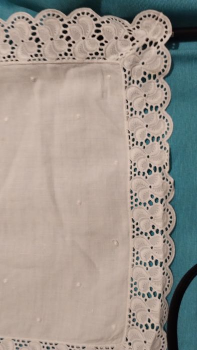 Naperons de linho fino com aplicação de bordado