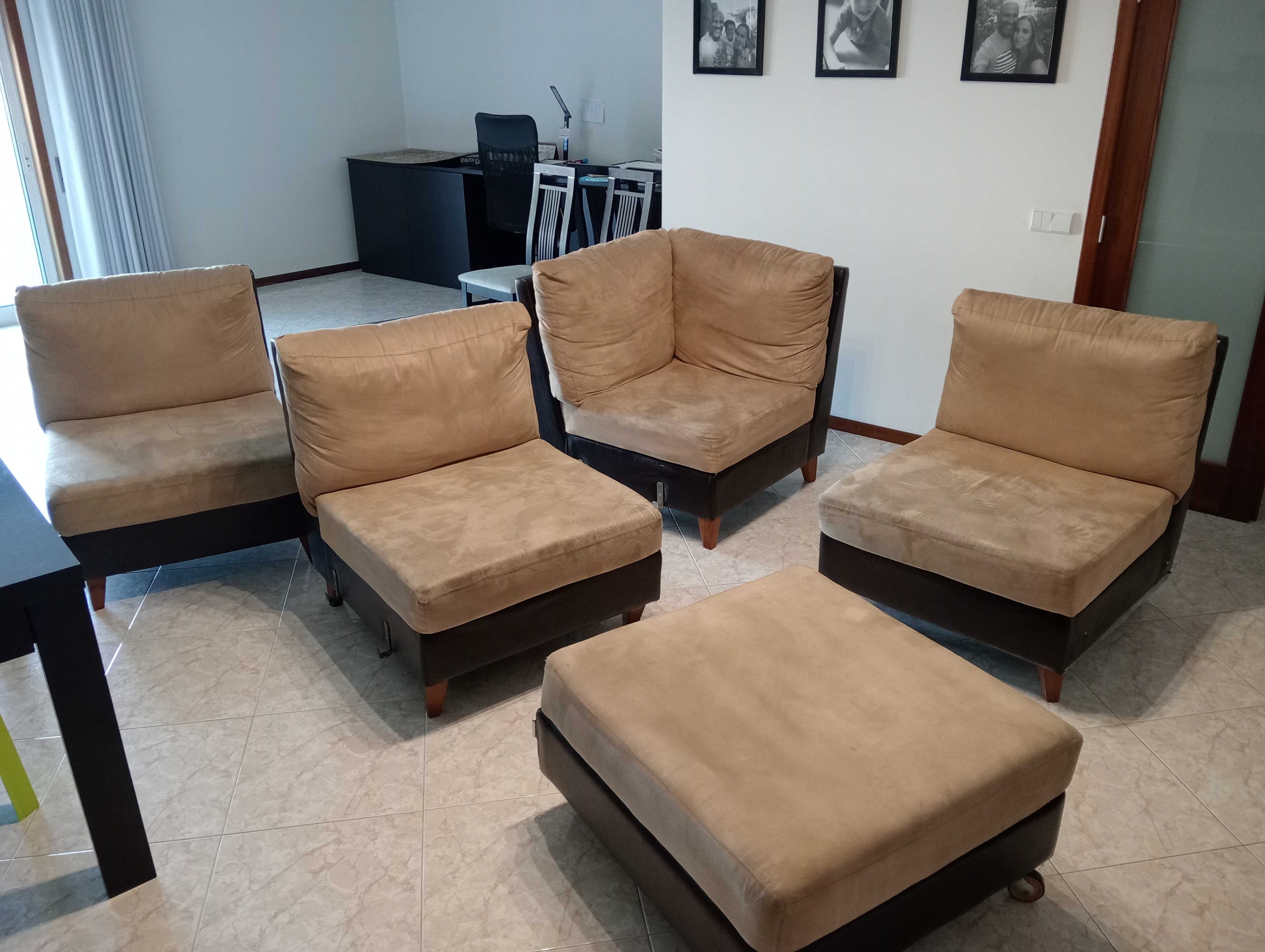 Sofá com cinco módulos