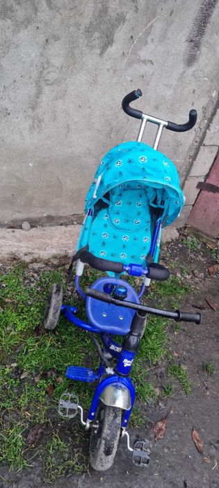дитяча машина на педалях та три колесний велосипед