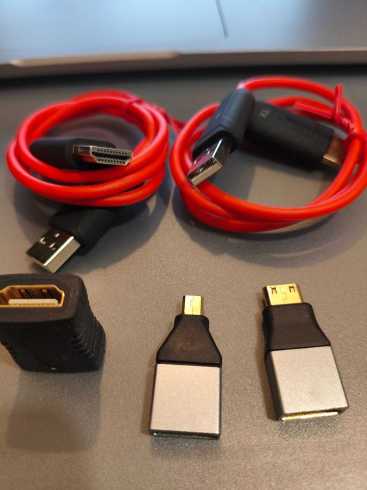 Zestaw kabli HDMI z końcówkami USB i adapterami – komplet w etui